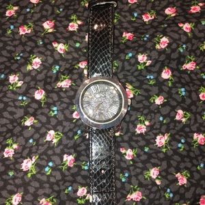 Quartz watch with 7 interchangeable bands!